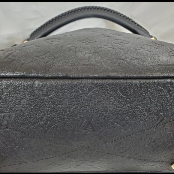 Louis Vuitton Black Monogram
Empreinte Leather Artsy MM Hobo - Picture 10 of 16
